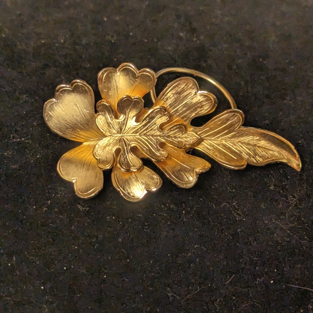 Vintage Unsigned Leaf Scarf Clip